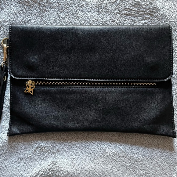 *NEW* Black Vegan leather BCBG Generation Clutch with wrist strap - Picture 2 of 9